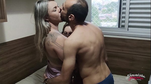 Duas brasileirinhas tatuadas fazendo amor gostoso com o sortudo
