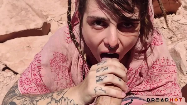 Brasileira exibe os peitos durinhos em vídeo íntimo no meio do nada