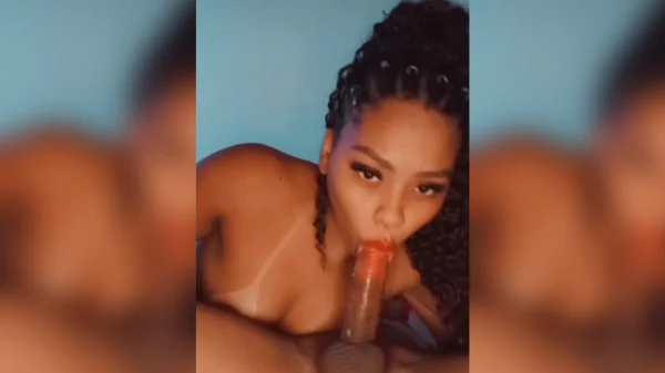 Esposa põe a buceta de lado e manda sentar no pau com vontade