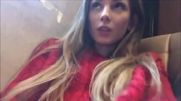 Loirinha exala tesão e abre a buceta melada de desejo