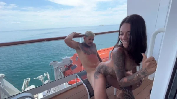 Puta morena sentada com vontade na pica dentro do cruzeiro