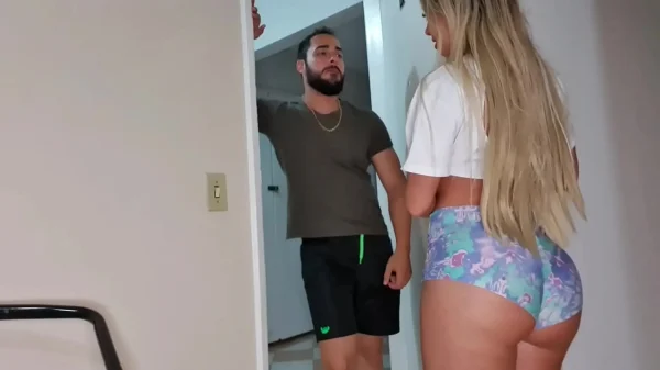 Vizinha fogosa oferece uma surpresa quente pro amigo do lado