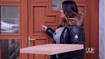 Comendo sogra gostosa que entrega pizza na minha casa