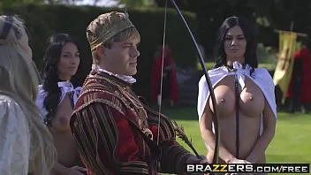 Duas mulheres com bucetas gozadas fodendo com o rei